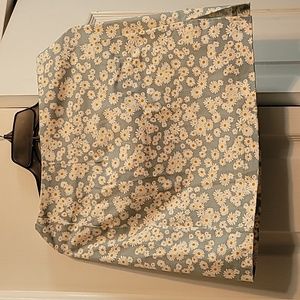 Daisy print Wild Fable mini skirt, size 8